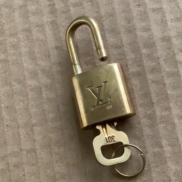 #301 Authentic Louis Vuitton Vintage Padlock Lock & Key Set - Picture 8 of 8